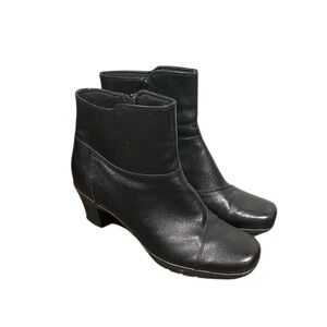 Clark’s black leather 2.5” heeled booties size 9M